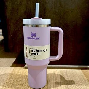 NWT THE QUENCHER H2.0 FLOWSTATE™ TUMBLER SOFT MATTE | 40 OZ. Color is Orchid.